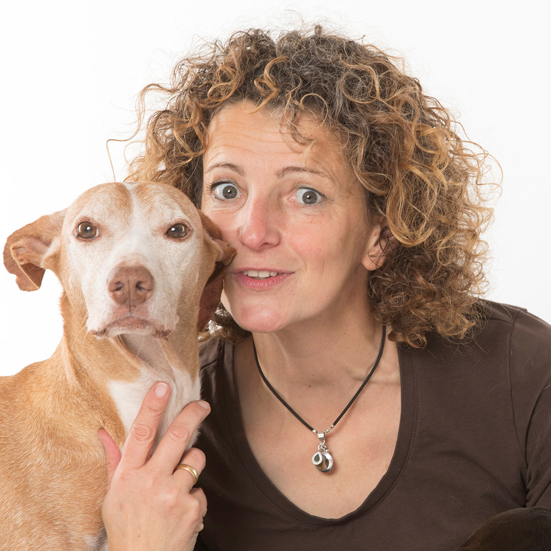 Sandra Lenski Coach mit Hund im Arm