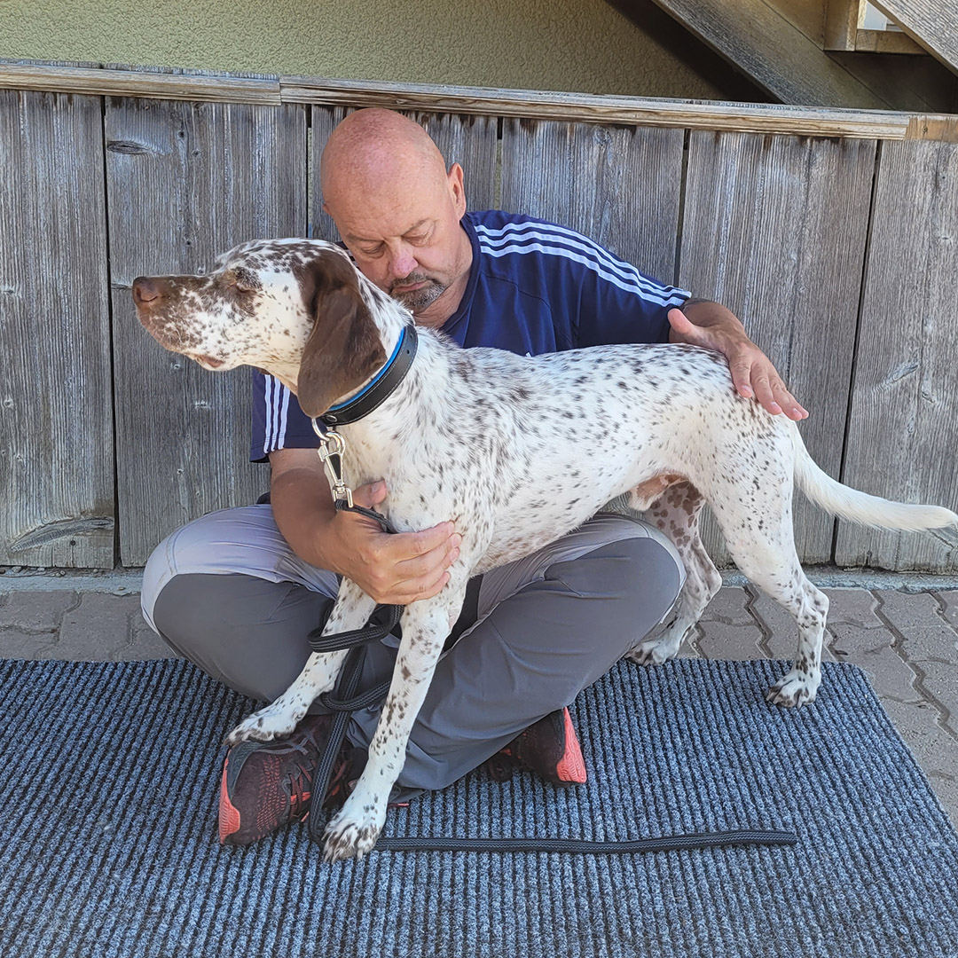 Frank Zeugin von der dog-Akademie mit einem Hund im Arm